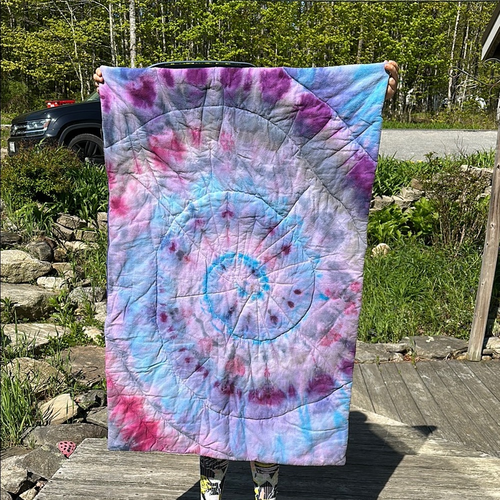 Tie-Dye Spiral Quilt - Picture 1 of 5